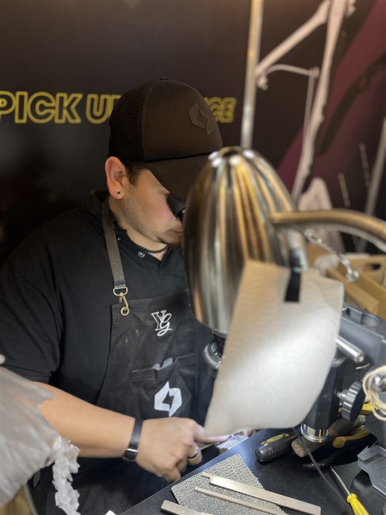Maestro afilador revisando una herramienta bajo microscopio óptico