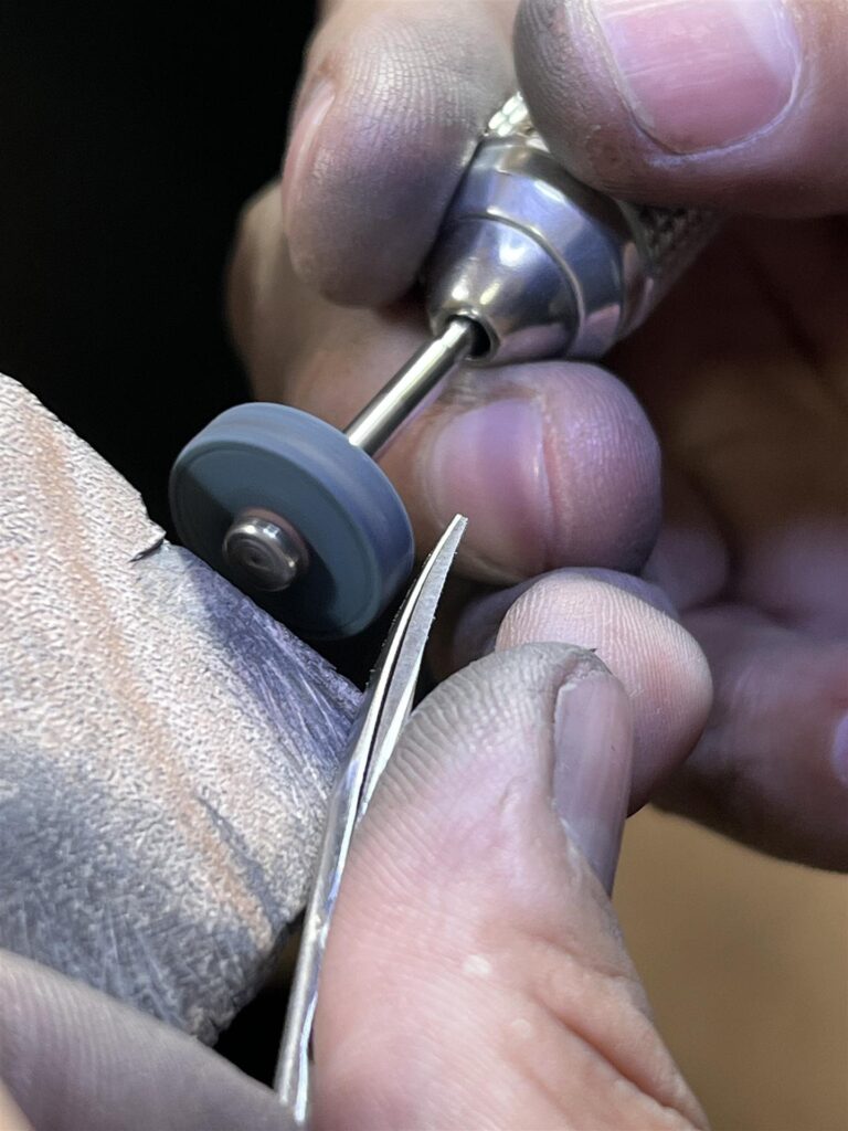 Pulido de precisión de una herramienta de manicura