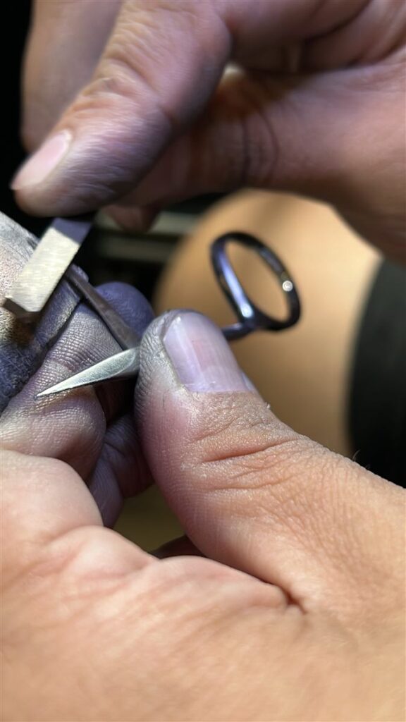 Terminación a mano del filo de una tijera de cutícula